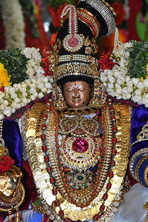ஆண்டாள் அளிச்ெசய்த நாச்சியார் திெமாழி.
